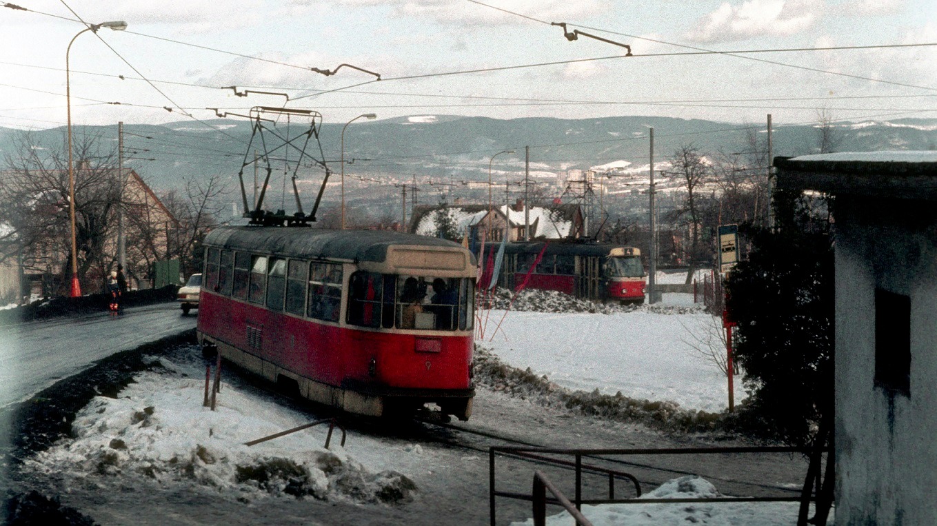 Horní Hanychov, 15.1.1984. Tramvaje praskají ve švech, na kopec se jezdí ke skokanským můstkům. Odjíždí T2 č. 9 (ex 168 UnL) a přijíždí T3 č. 32. (archiv Boveraclubu)