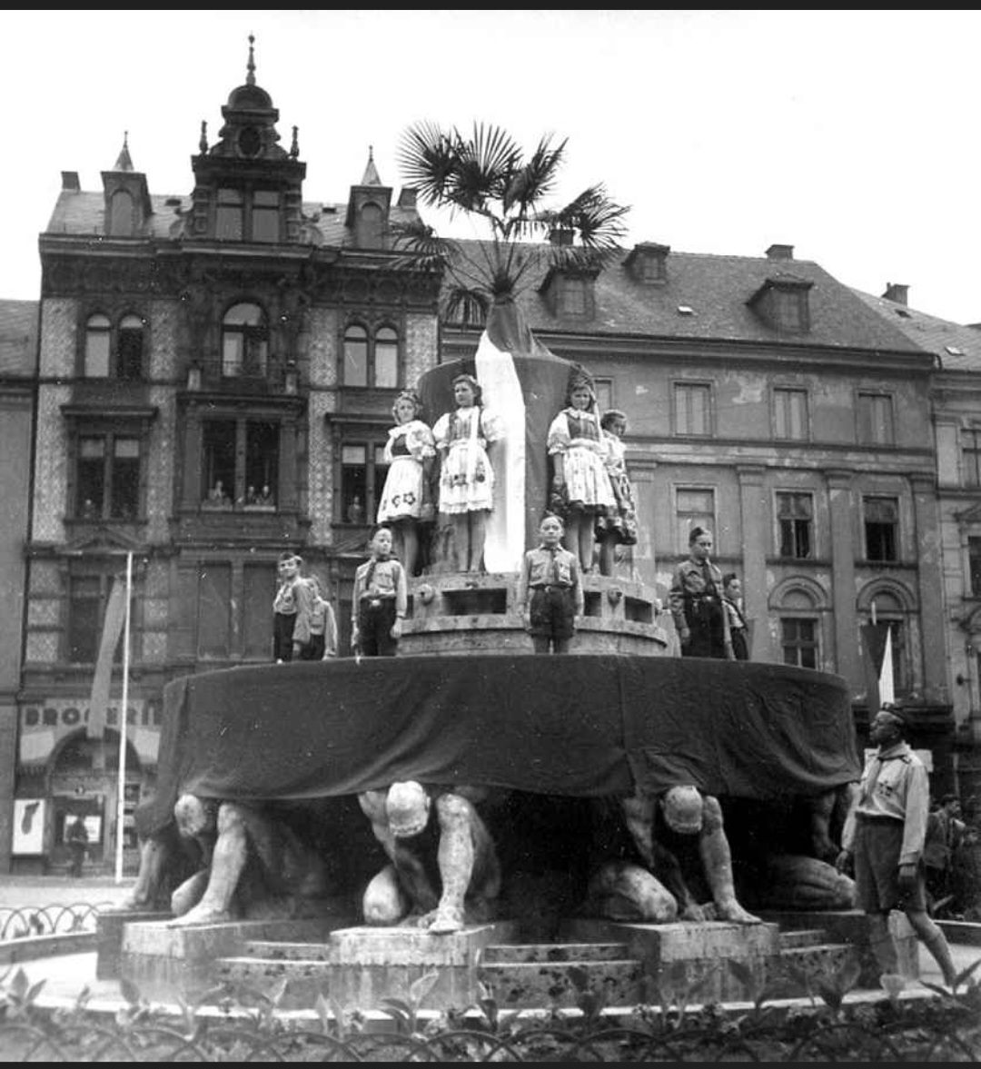 Liberec 1945, krátce po válce. Socha už je pryč a Metznerově kašně zbývají poslední týdny.