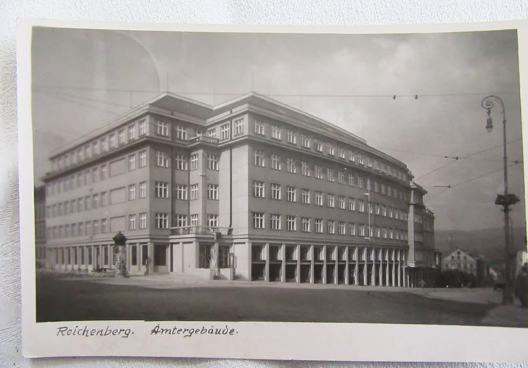 Kancelářská budova naproti nádraží na pohlednici ze třicátých let (archiv Václav Honzejk)