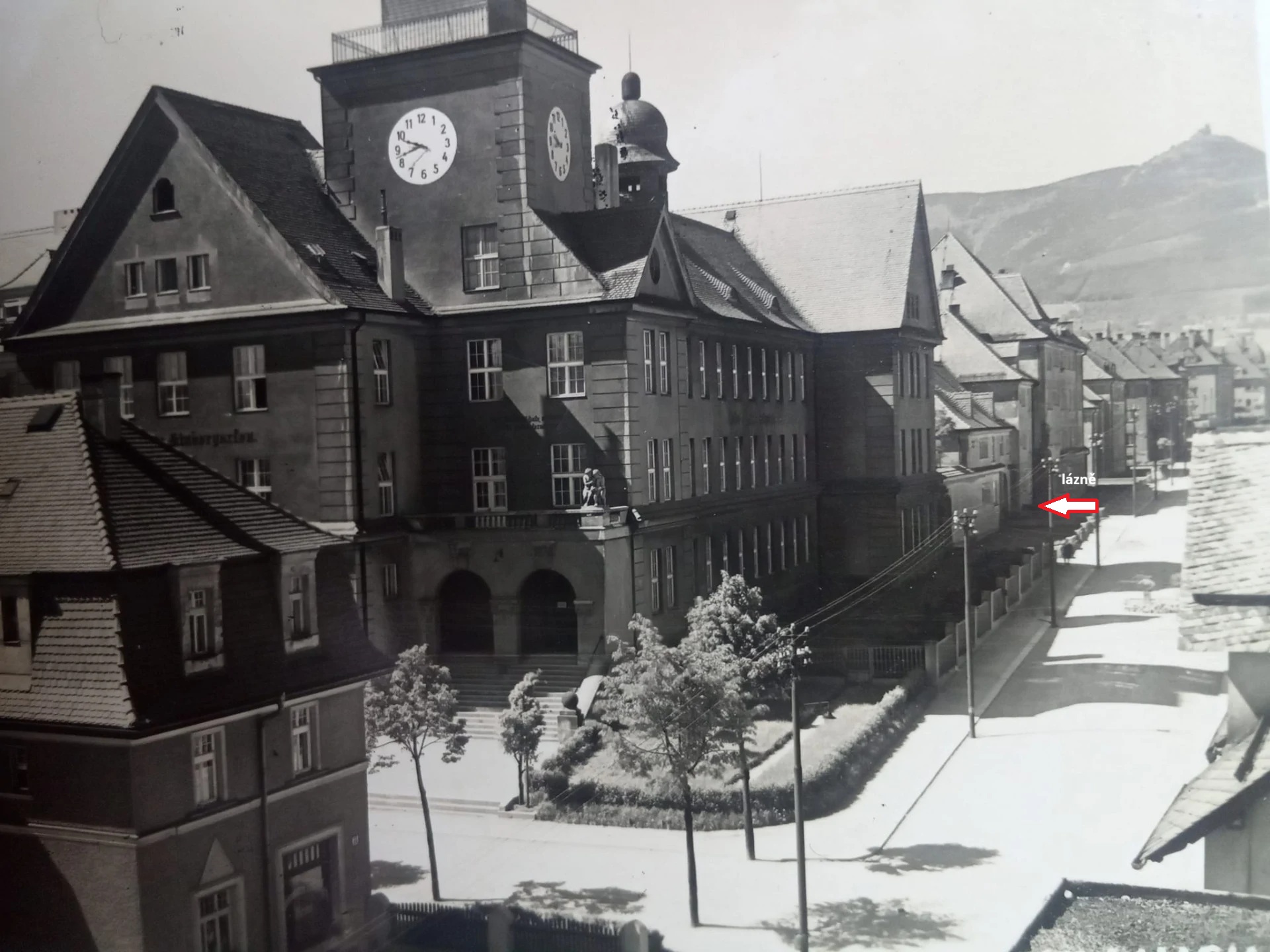 V roce 1926 byly otevřeny Rodinné lázně na Jeřábu