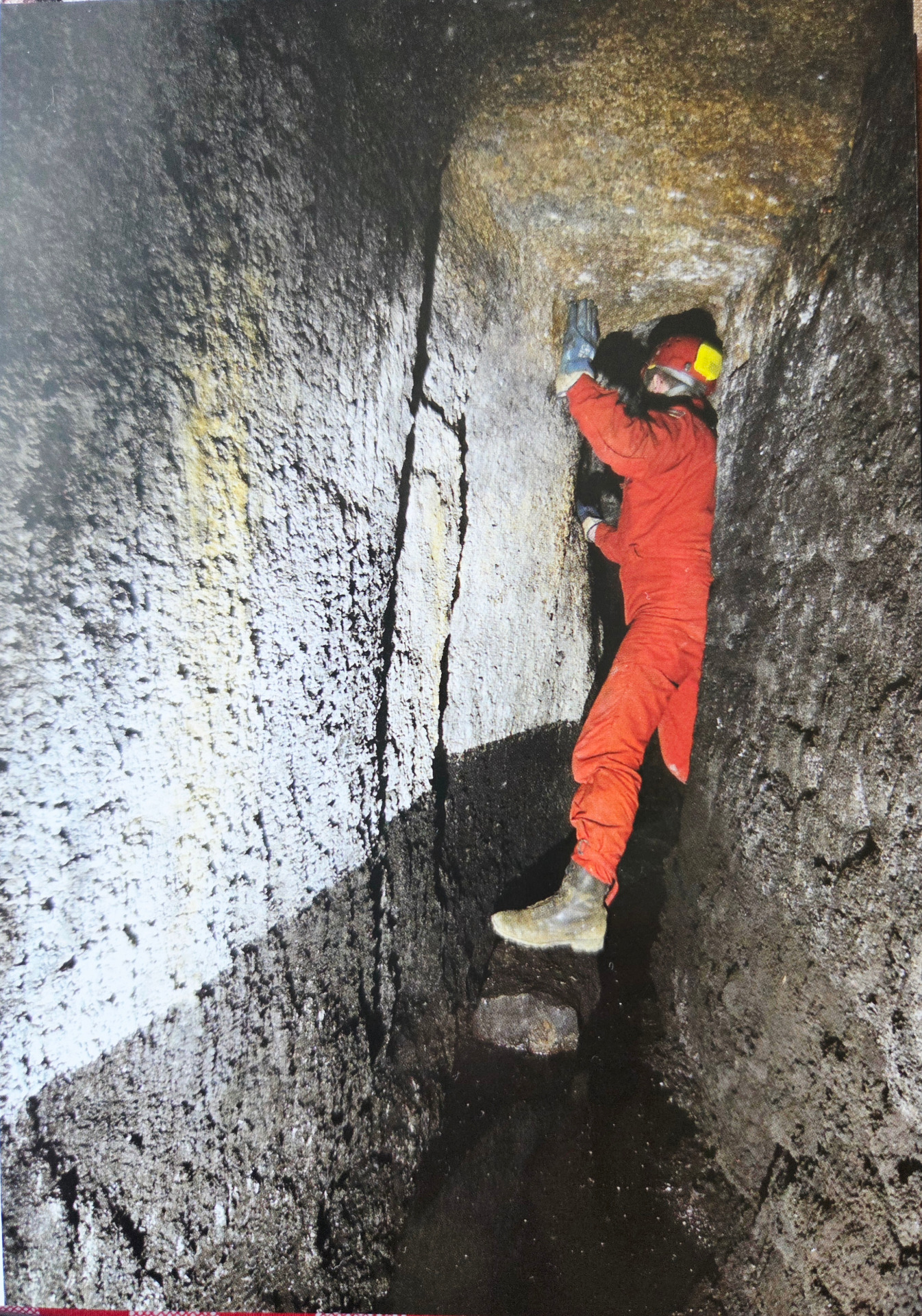 „Štola“ pod radnicí. Levou část snímku tvoří skalní masiv, pravou část základy radnice.