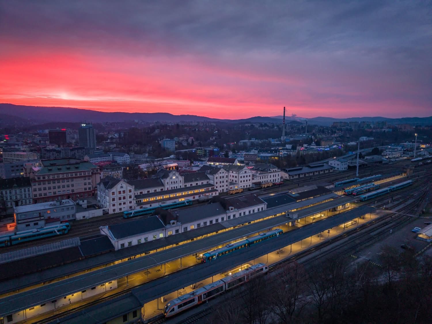 Nedělní, ranní vlaky. 12.4.2026 foto Matyáš Gál