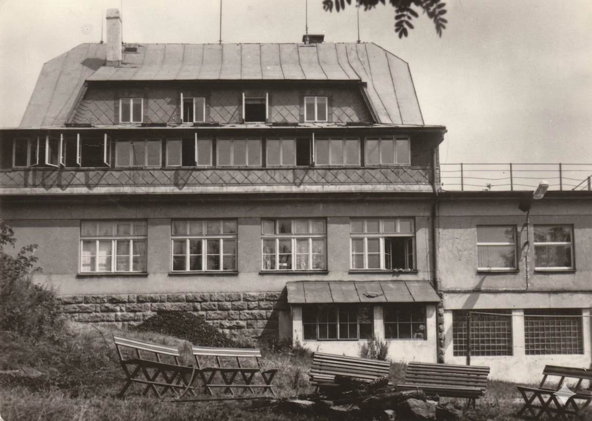 BEDŘICHOV, Rekreační středisko VCHZ Synthesia Semtín nebo také Fučíkova chata zdroj:https://www.krasnactenarka.cz 