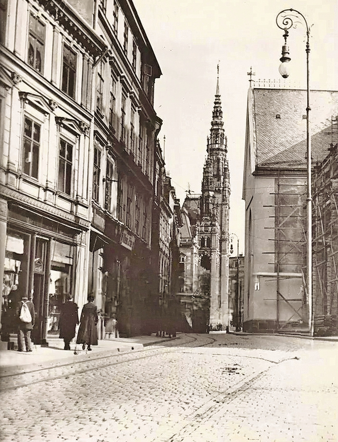 Železná ulice (Eisengasse) kolem roku 1920. (archiv Jiří Peterka)