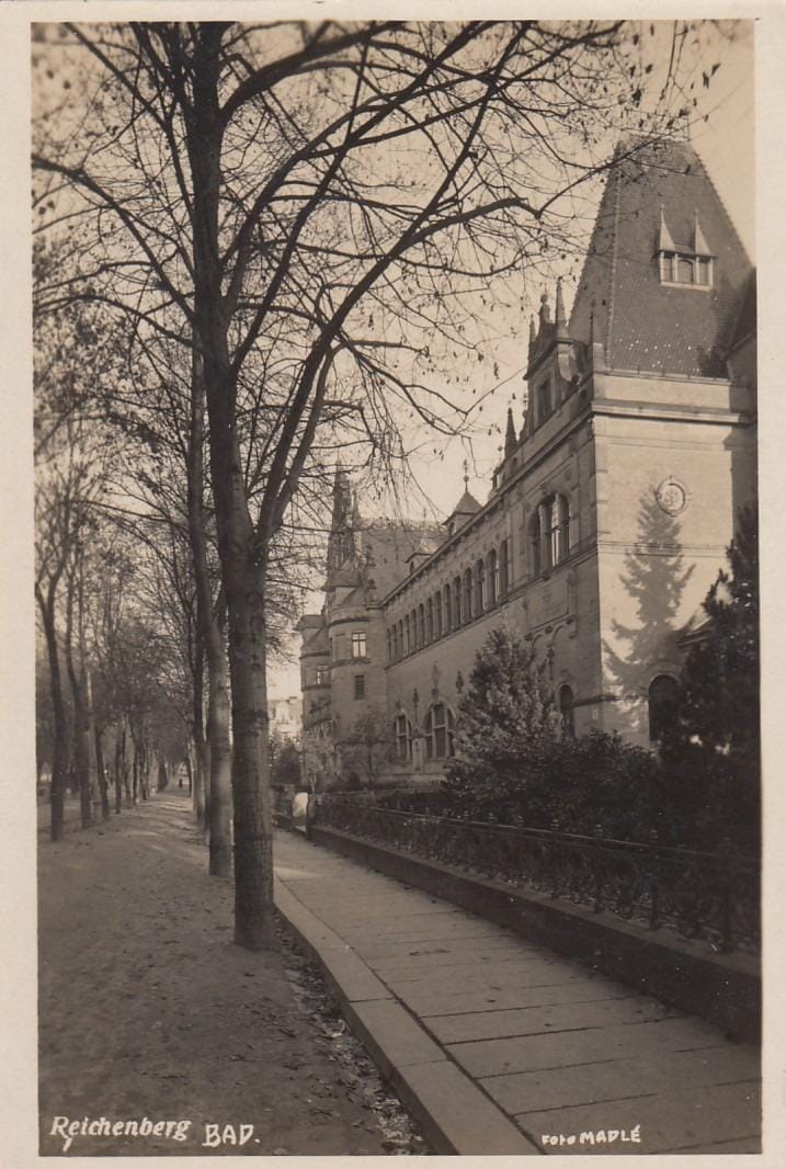 Masarykova třída a městské lázně. Pohlednice prošlá poštou v roce 1934. (archiv V.Honzejk))
