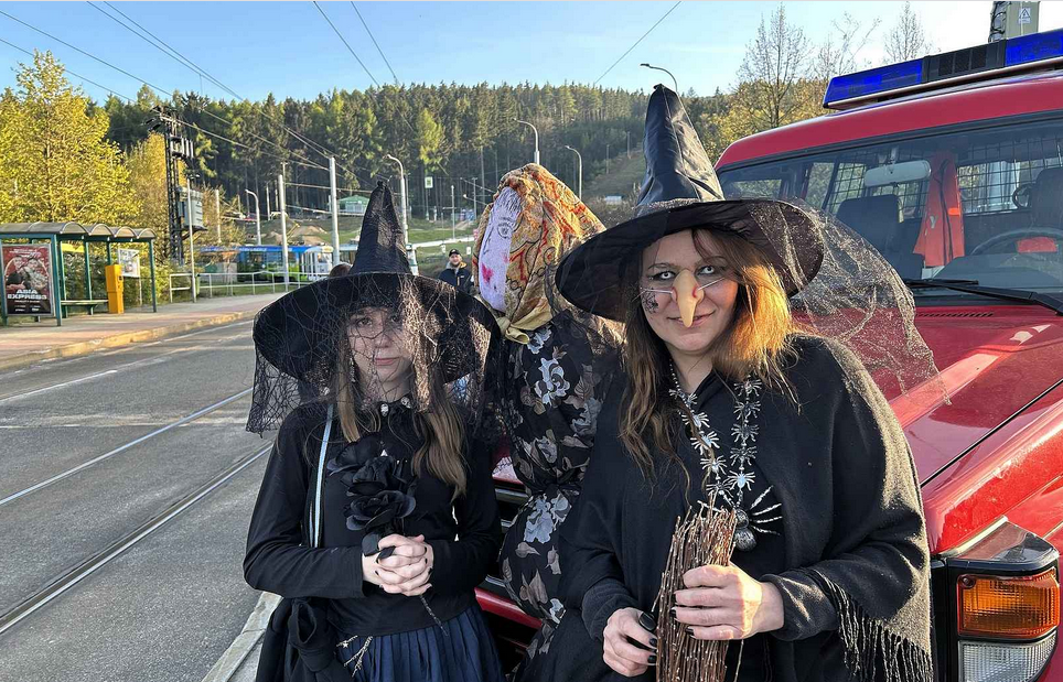 Pálení čarodějnic v Horním Hanychově zpestřil průvod v maskách.
