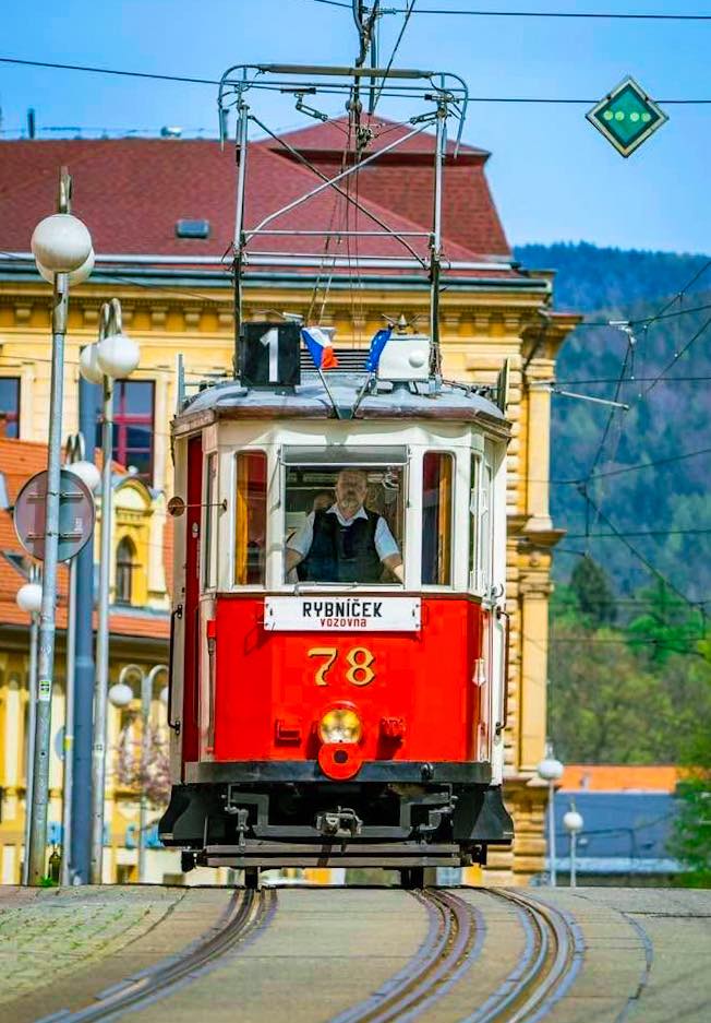 Tomáš Krebs vede "jedničku" ulicí 5. května. (1.5.2026 fotil Matyáš Gál)