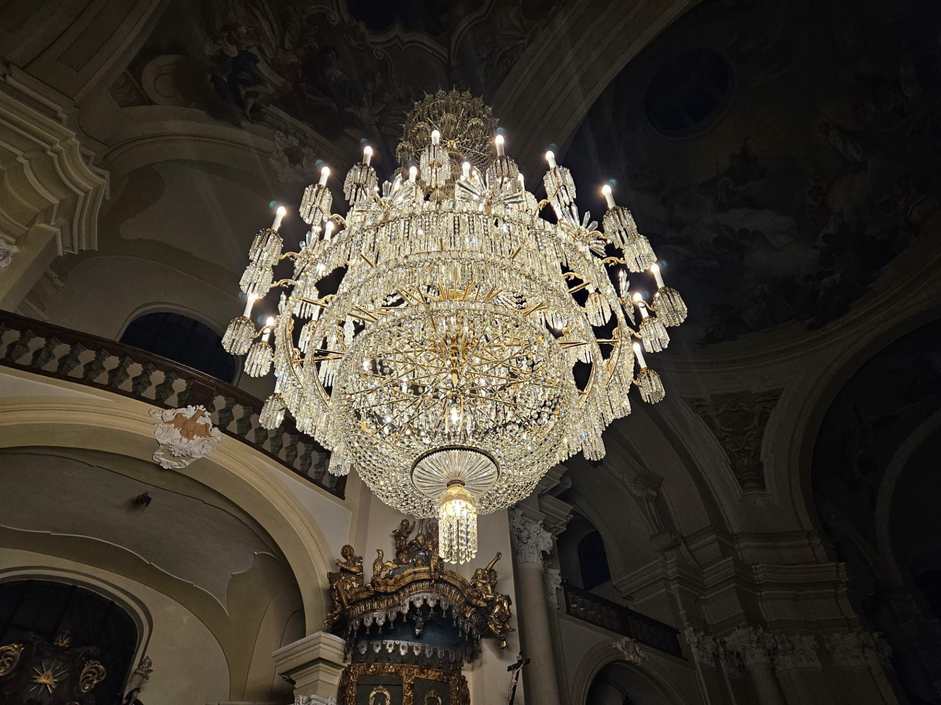Nově opravený lustr. (foto Michala Soukup Zajícová)