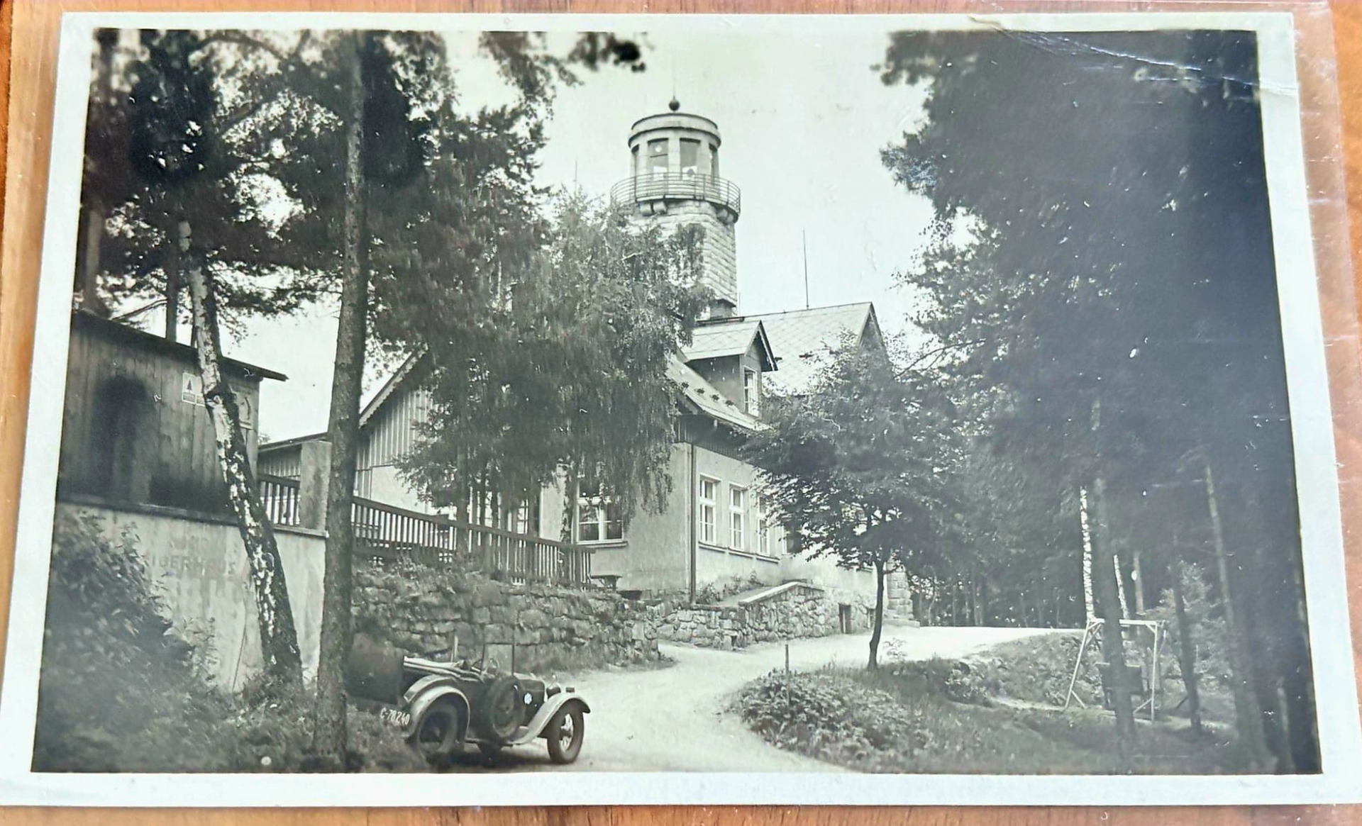 Prosečská chata (Wiesnerbaude) na pohlednici z třicátých let. (archiv V.Honzejk)