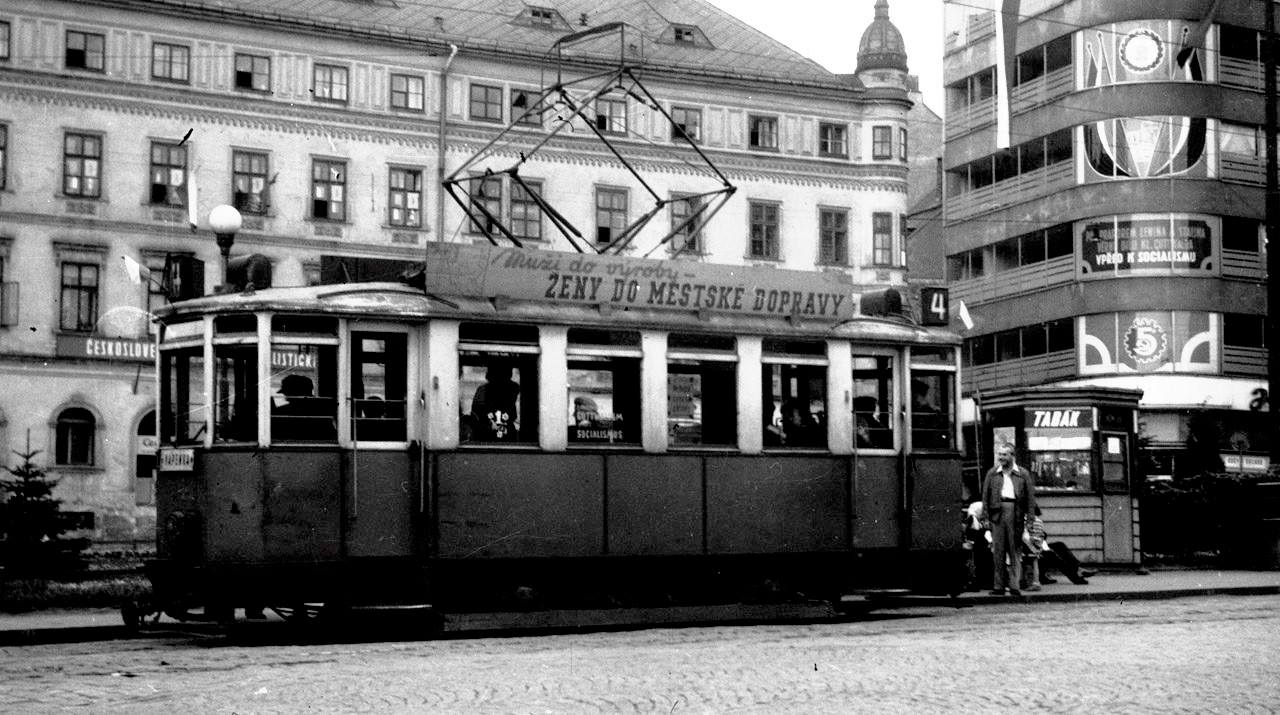 MUŽI DO VÝROBY, ŽENY DO MĚSTSKÉ DOPRAVY - náborový transparent na voze č. 34 zachytil 3.5.1953 Erwin Cettineo na Soukenném náměstí v Liberci. Vůz č. 34 byl vyroben v roce 1929 ve vagónce v České Lípě a cestující po Liberci vozil až do roku 1967. Zlikvidován byl v roce 1970.