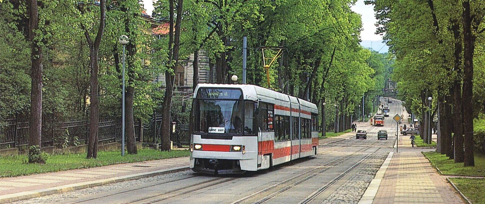 Liberec, Masarykova ulice a tramvaj RT6N dne 22.5.1996. Tehdy před 26 lety se na Masaryčce skládala a nakládala, protože k dispozici byl jen traťový úsek mezi Lidovými Sady a Viaduktem.