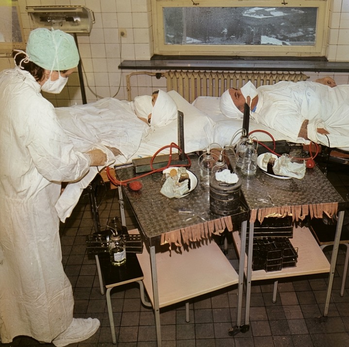 Liberecká nemocnice. 1977. Transfuzní oddělení. Dárci krve. (archiv Pohádkový Honza)