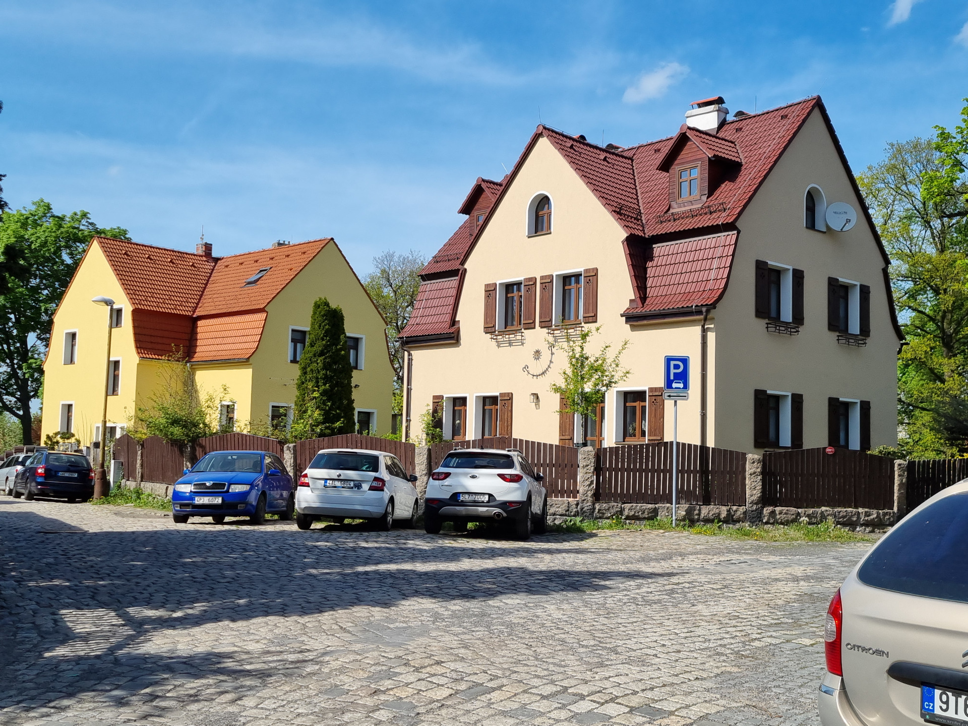 Gollova čp. 419 a Gollova čp. 420 z roku 1911 (duben 2025)