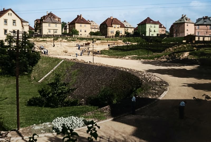 Budování Zhořelecké ulice. 20. léta. Vlevo pod svahem je dnes dopravní hřiště. (koloroval David Suchý)