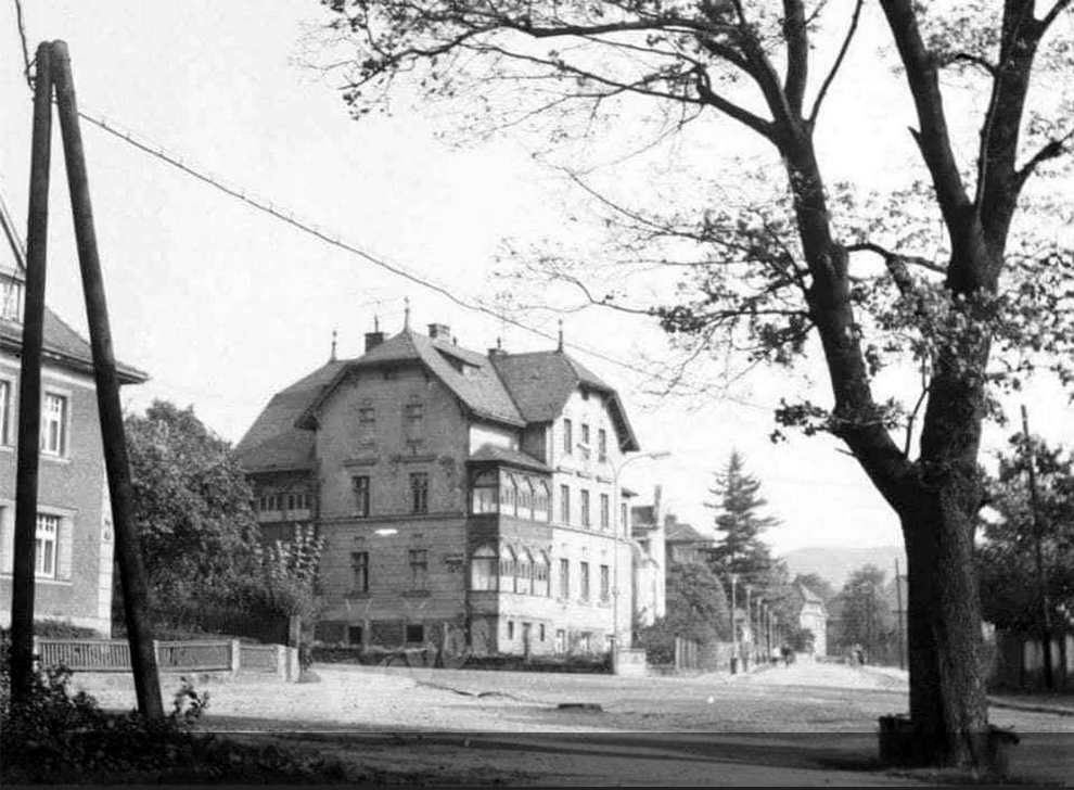 Přes půlstoletí starý snímek domu na křižovatce liberecké Budyšínské a Svojsíkovy ulice, kde je dnes restaurace. (foto Petr Šimr)