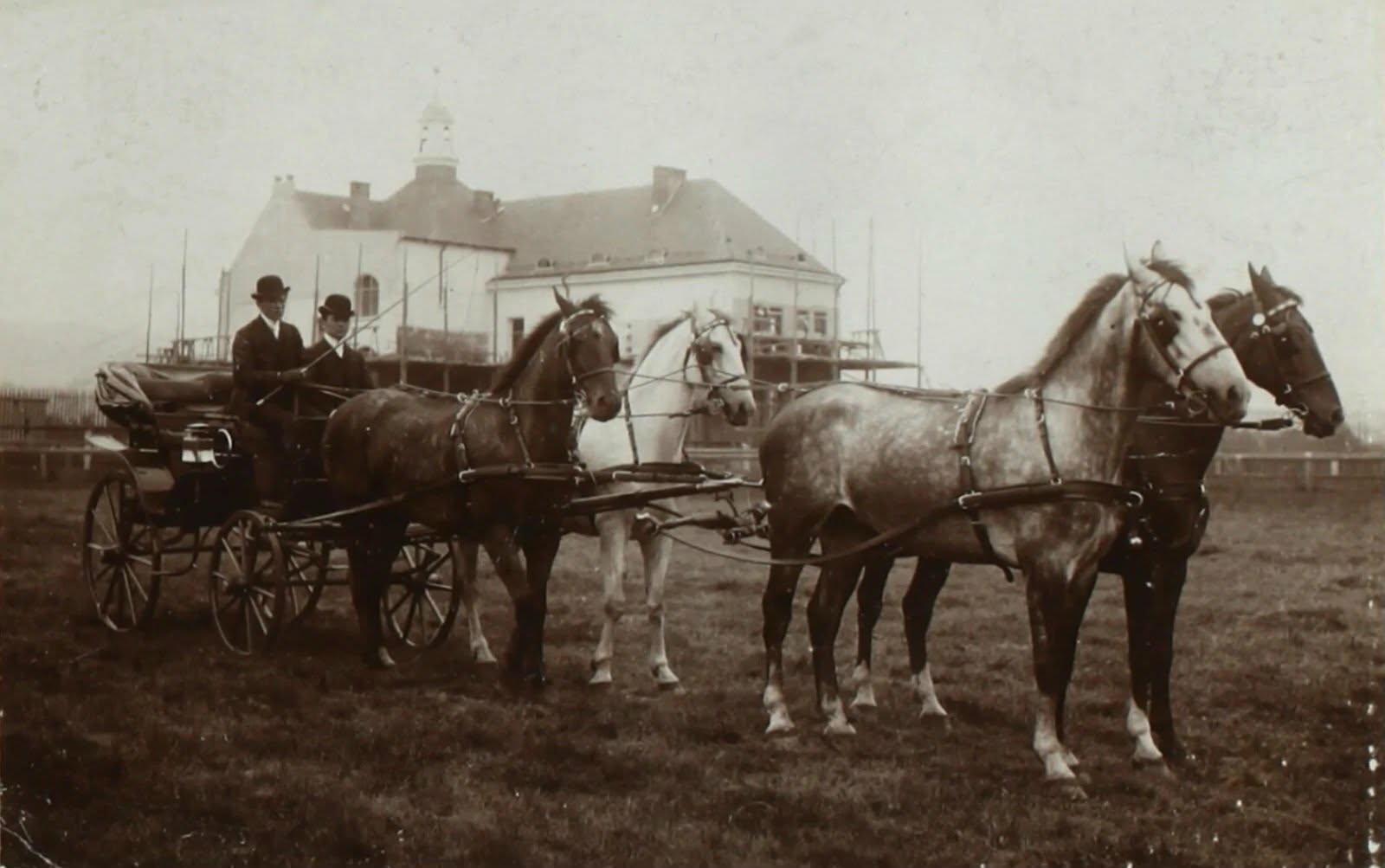 v pozadí stavba ZŠ Staré Pavlovice(Equipagen-Concurrenz Reichenberg : 1906)