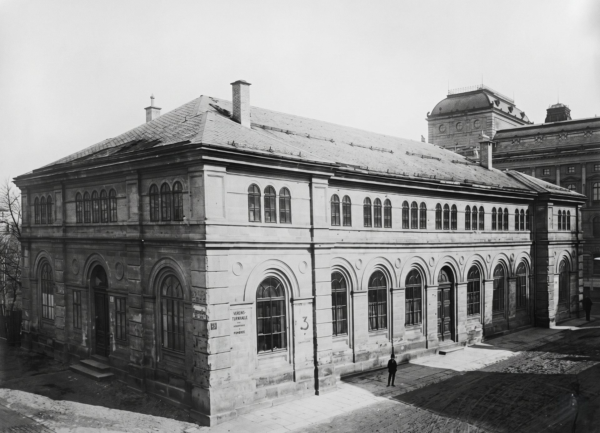 Ve staré tělocvičně se cvičilo od roku 1865 v místech dnešní kavárny Pošta. Byla zbourána při přestavbě centra v roce 1893