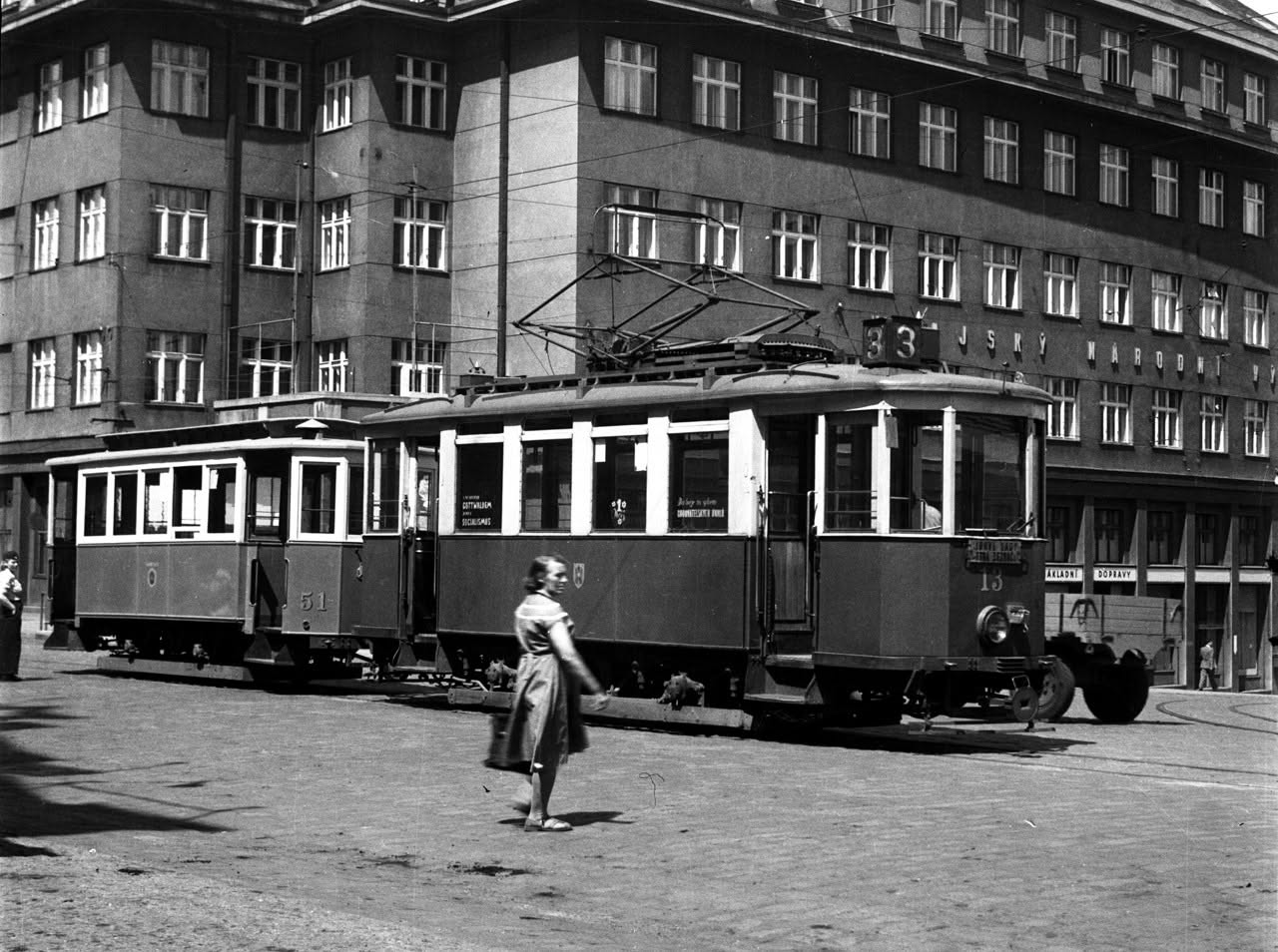 Motorový vůz č. 13 z roku 1930 do Lidových Sadů Petra Bezruče dne 10.6.1953 nedojel. Patrně pro nějakou závadu zůstal v soupravě s vlečným vozem odstavený na kolejovém trojúhelníku před libereckým nádražím. (archiv Boveraclubu)