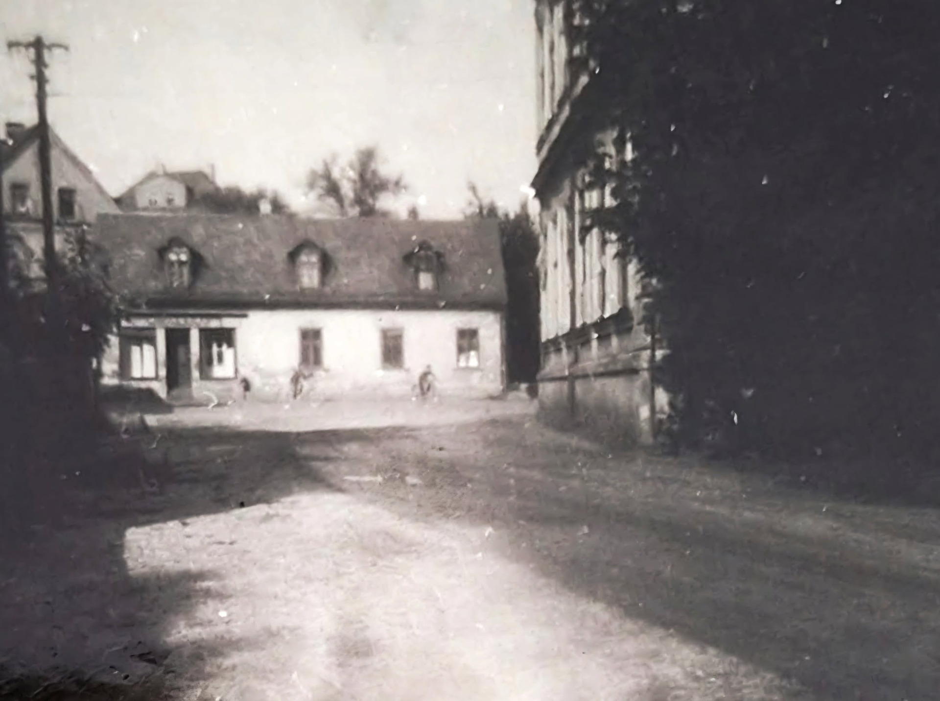 v budově naproti sídlil svého času okrsek VB, pak byl naharzen novou budovou potravin Jednota, vpravo je škola (archiv Ruprechtice / Ruppersdorf)