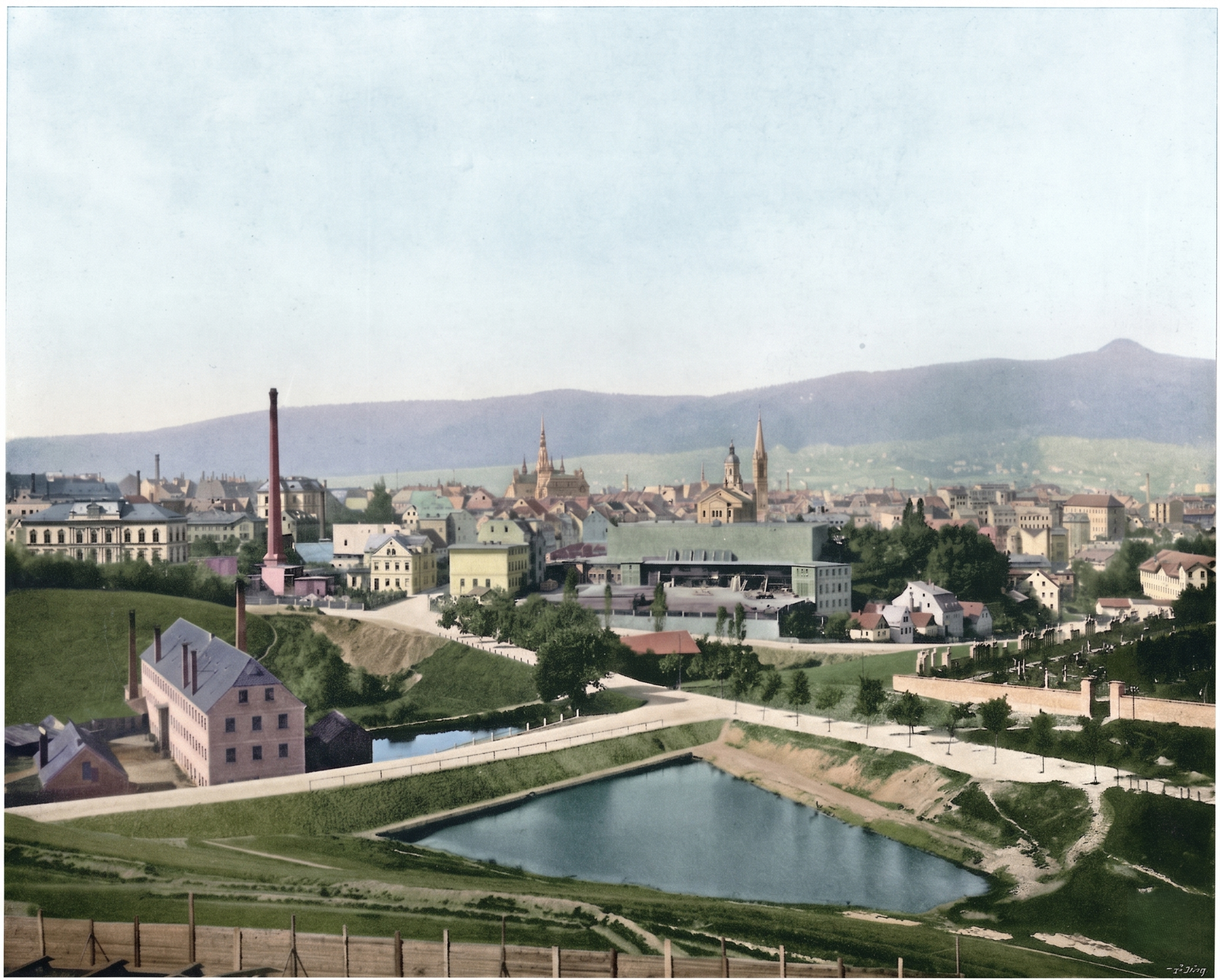 Datum se dá odhadnout podle toho, že na všech třech už stojí nová radnice, jejíž hrubá stavba byla dokončena v listopadu 1890, na jedné dokonce úplně vpravo stojí i škola U soudu, dokončená v roce 1891; fotka zároveň vyšla v Maschekově průvodci, datovaném lednem 1893. Vzhledem k tomu, že na fotkách je buď jaro nebo léto, připadá v úvahu léto 1892, v krajním případě léto 1891. (kolorováno)