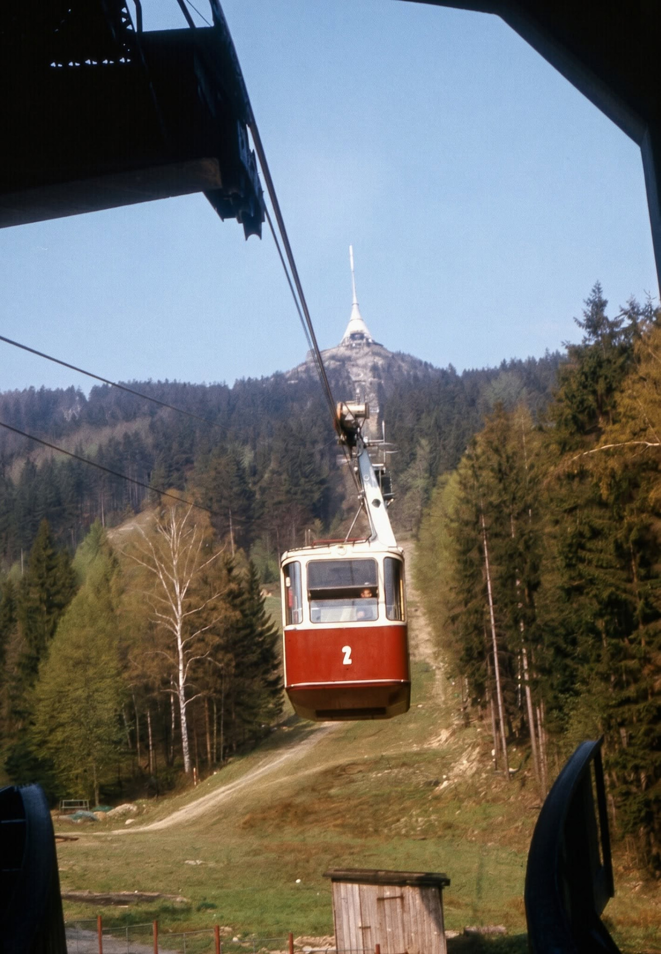 Ještědská lanovka – – elegán ze starých časů (Foto asi z 80. let, autor neznámý). (archiv Ivan Řihošek)