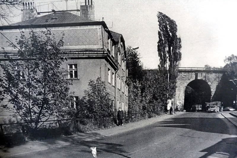 Začátek Švermovy ulice u viaduktu. Liberec včera, dnes už to tu vypadá jinak. Nikoliv však lépe. (archiv Oldřich Szaban)