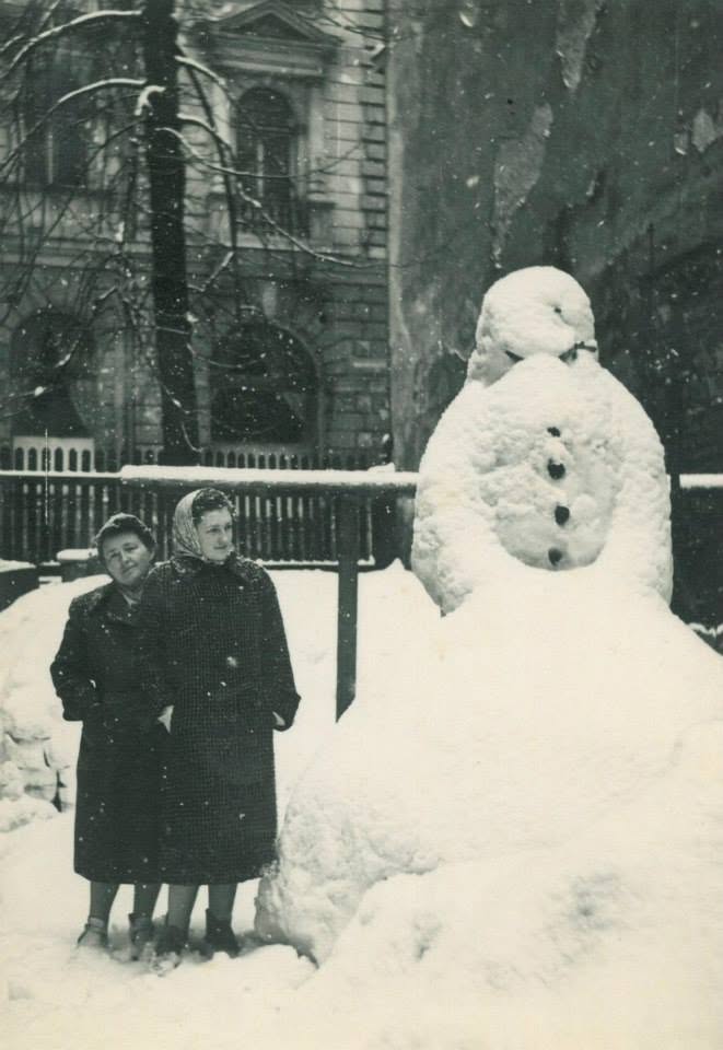 Dvůr staré Tatáže v Mariánské ulici, v pozadí dnešní sídlo policie 21. března 1958 (archiv Jan Mikulička)