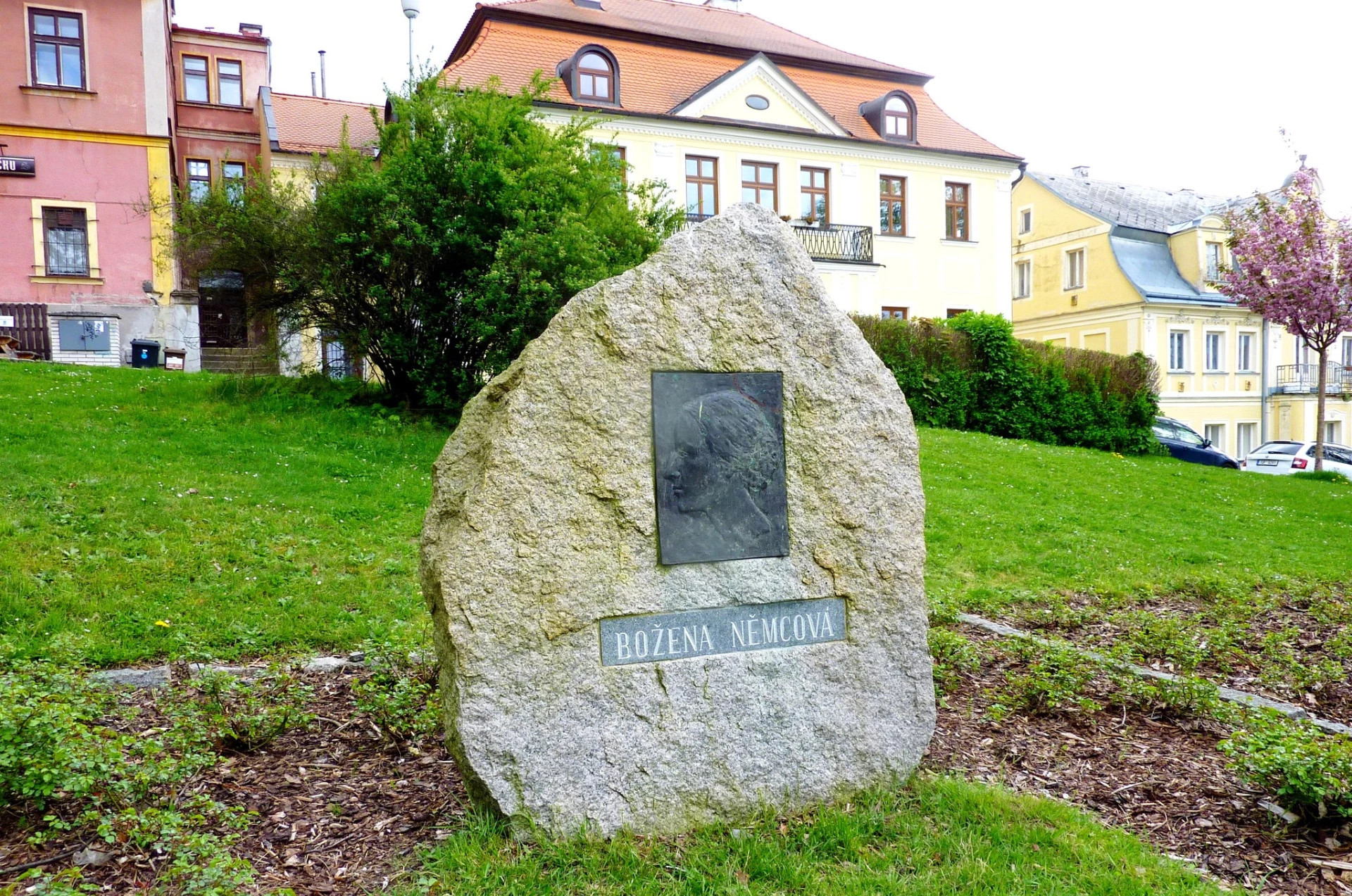 Bronzová reliefni plastika B.Němcové, dílo akad. sochařky Fr.Stupecké. Plastika odhalena 24.9.1981 v parku na náměstí Českých bratří (foto Miroslav Gergelčík)