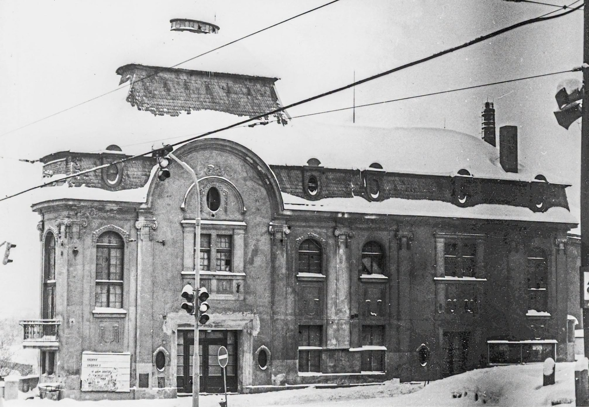 Vypucovaná fotografie kina Sofia. Na plakátech filmy Vabank (1981), Vabank II (1984), a Co je vám, doktore? (1984)