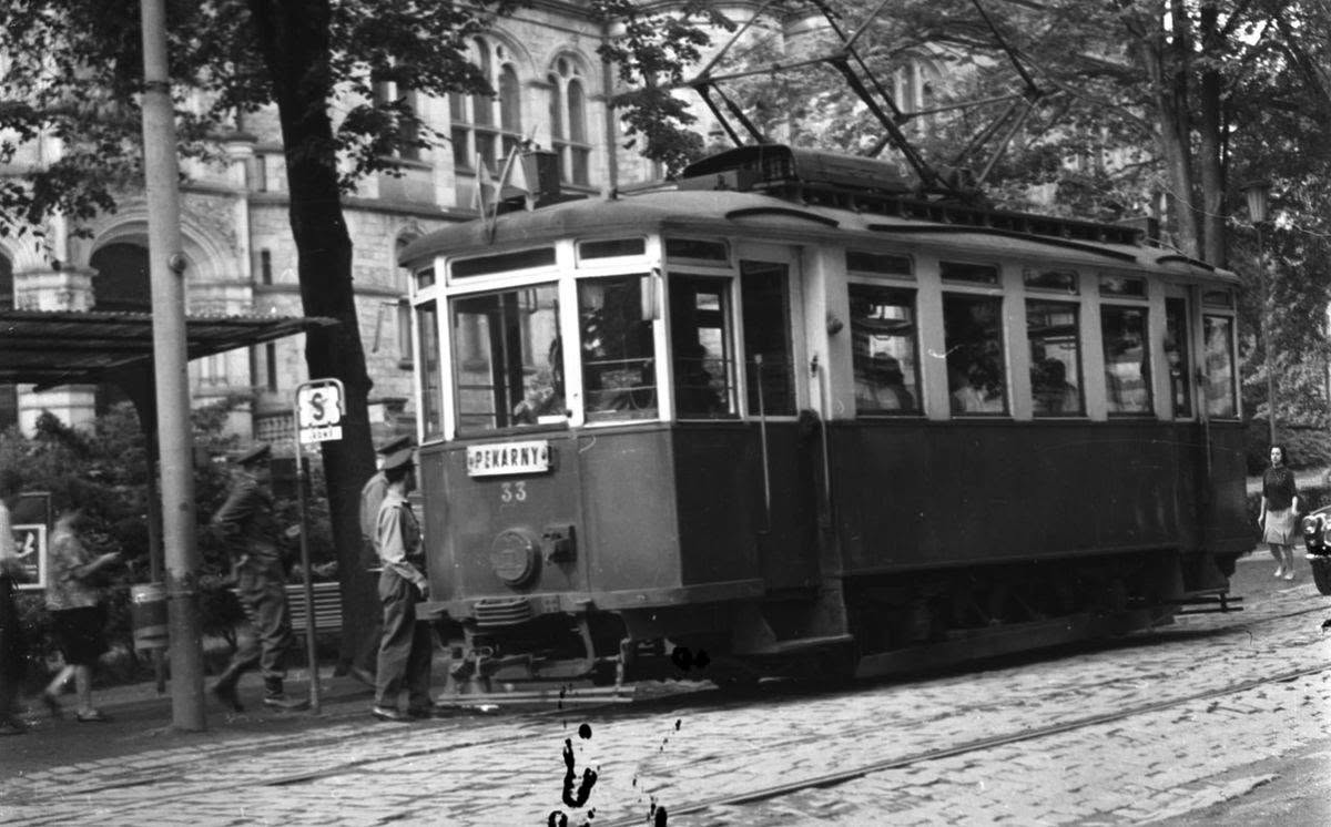6.7.1965, tehdy Leninova třída a zastávka Lázně s motorovým vozem č.33 z roku 1928 a z vagónky v České Lípě. Za rok už bude odstavený a další dvě desetiletí pak bude jeho vozová skříň sloužit jako přístřešek na školním pozemku v dolní části Máchovy ulice.