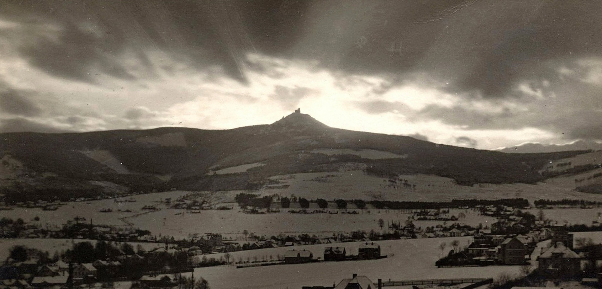 Pohled na Ještěd v roce 1927. (archiv J.Peterka)