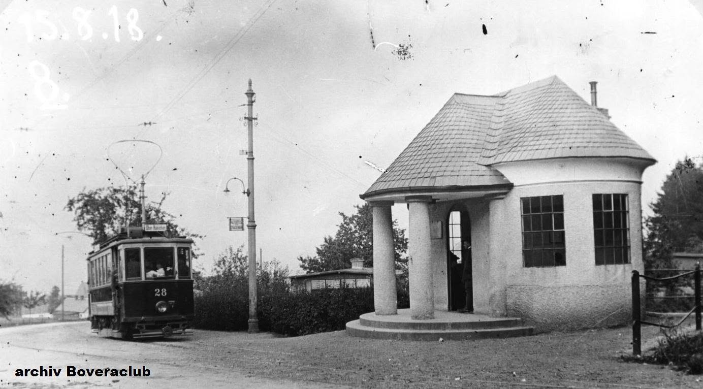 Horní Hanychov 15.8.1918 se zděnou čekárnou.
