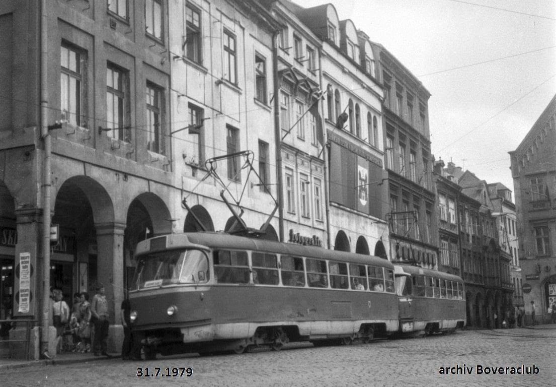 Souprava tramvají T3 z roku 1965 č. 31 + 29 zastavila dne 31.7.1979 v době konání Libereckých výstavních trhů v zastávce Náměstí Bojovníků za Mír. Foto: Erwin Cettineo