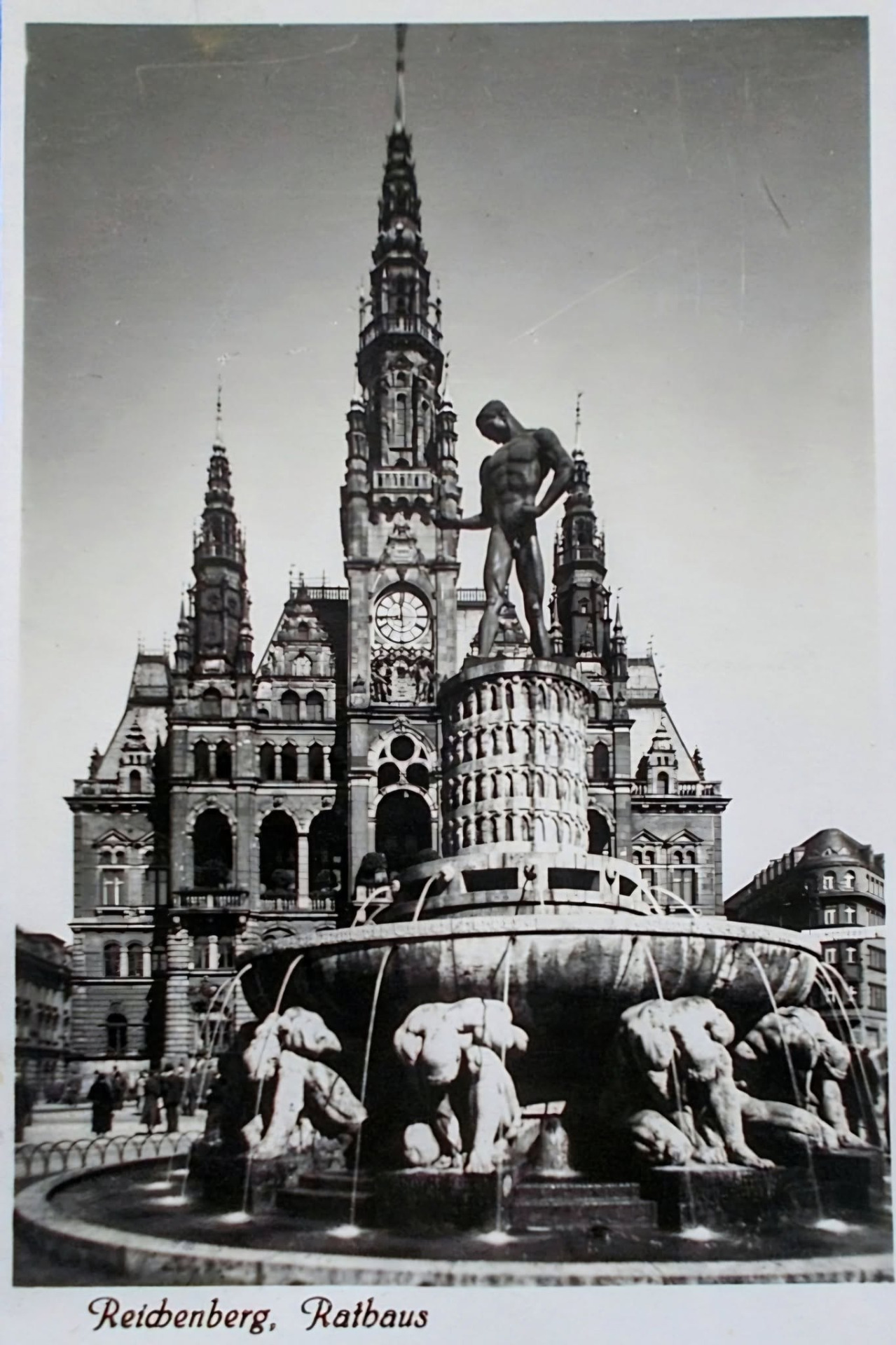Metznerova kašna na pohlednici, která prošla poštou v roce 1939. (archiv J.Peterka)