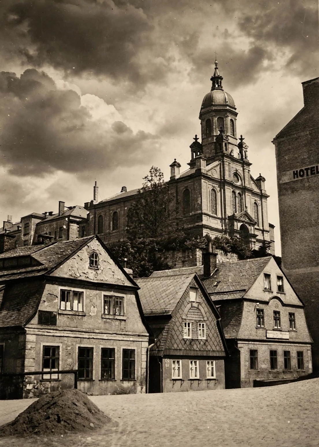 Sokolská ulice a synagoga kolem roku 1930 (archiv Pavlata)