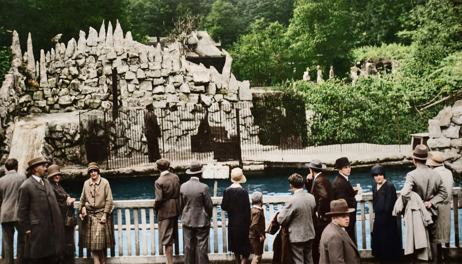 bazén lachtanů stál v prostoru dnešního stánku na suvenýry. (zdroj: zoo Liberec)