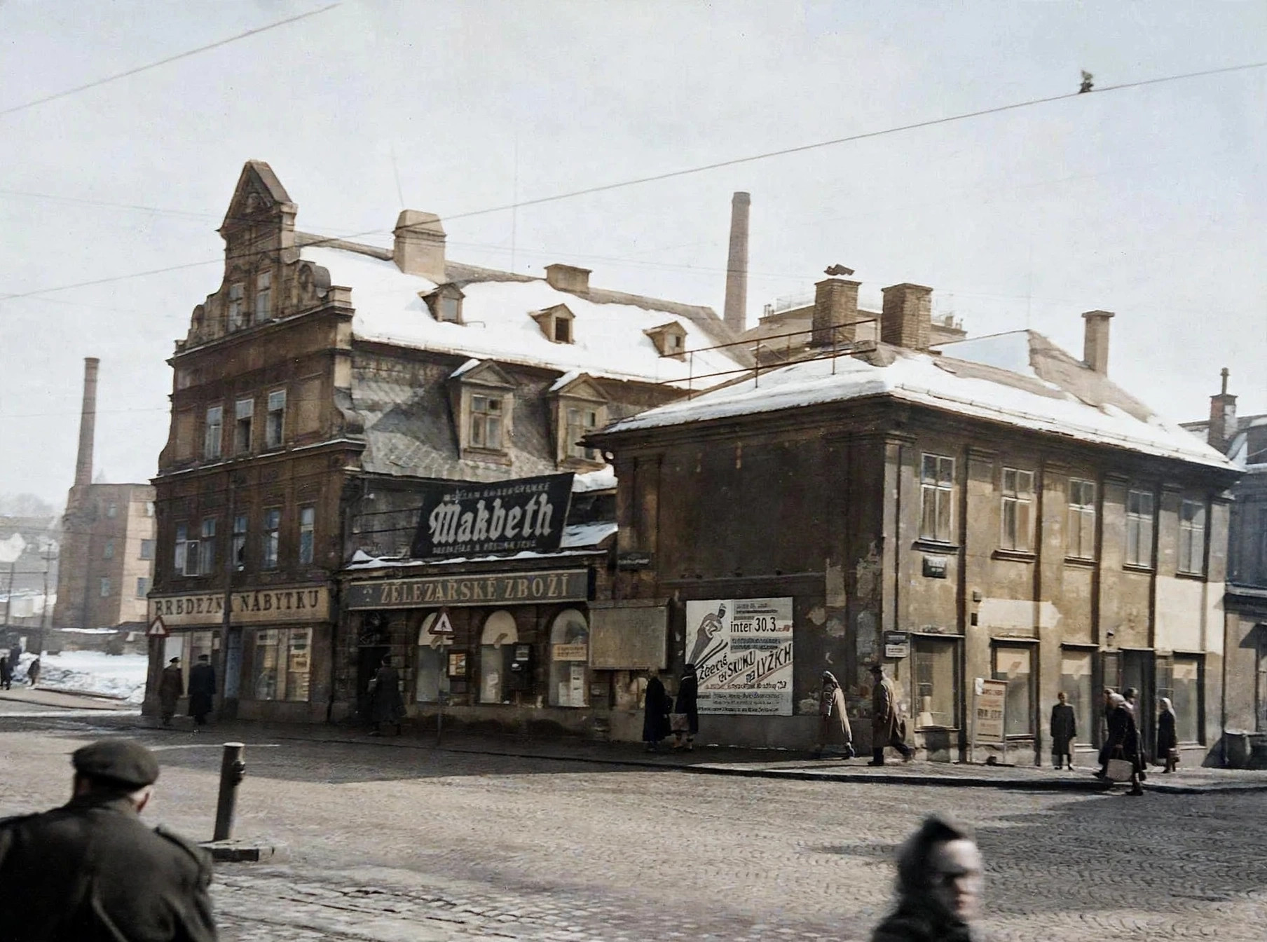 Fotka je z března 1958, těsně před demolicí celého bloku
