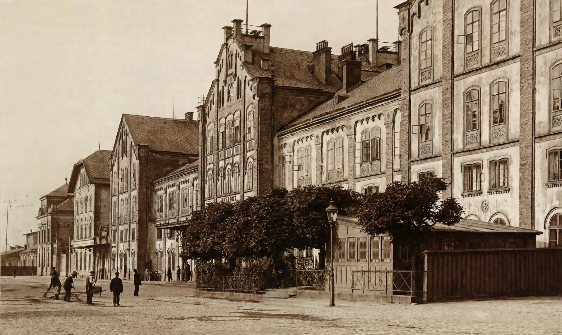 Součástí libereckého nádraží (čp. 344-III) byla od roku 1859 restaurace, k níž byla zřízena venkovní terasa s okrasnými stromy. / 1915