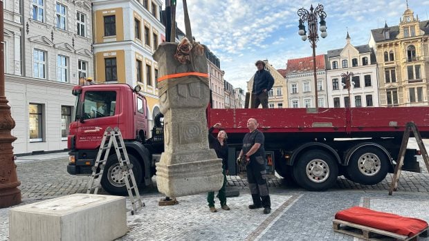 Stěhování morového sloupu Mezník z náměstí před Liebiegův palác | Foto: Kateřina Kubíčková | Zdroj: Český rozhlas 