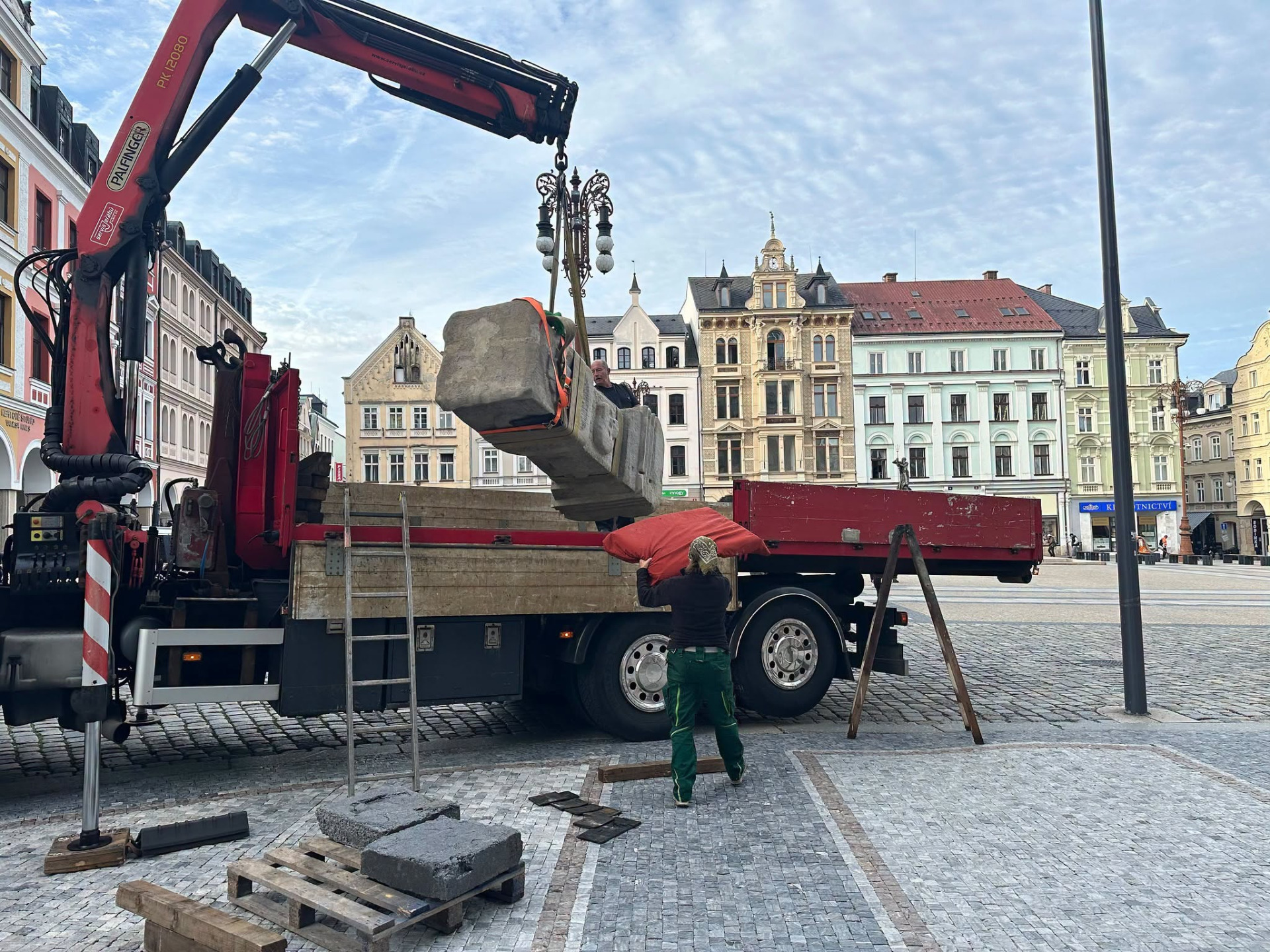 Stěhování morového sloupu Mezník z náměstí před Liebiegův palác | Foto: Kateřina Kubíčková | Zdroj: Český rozhlas 