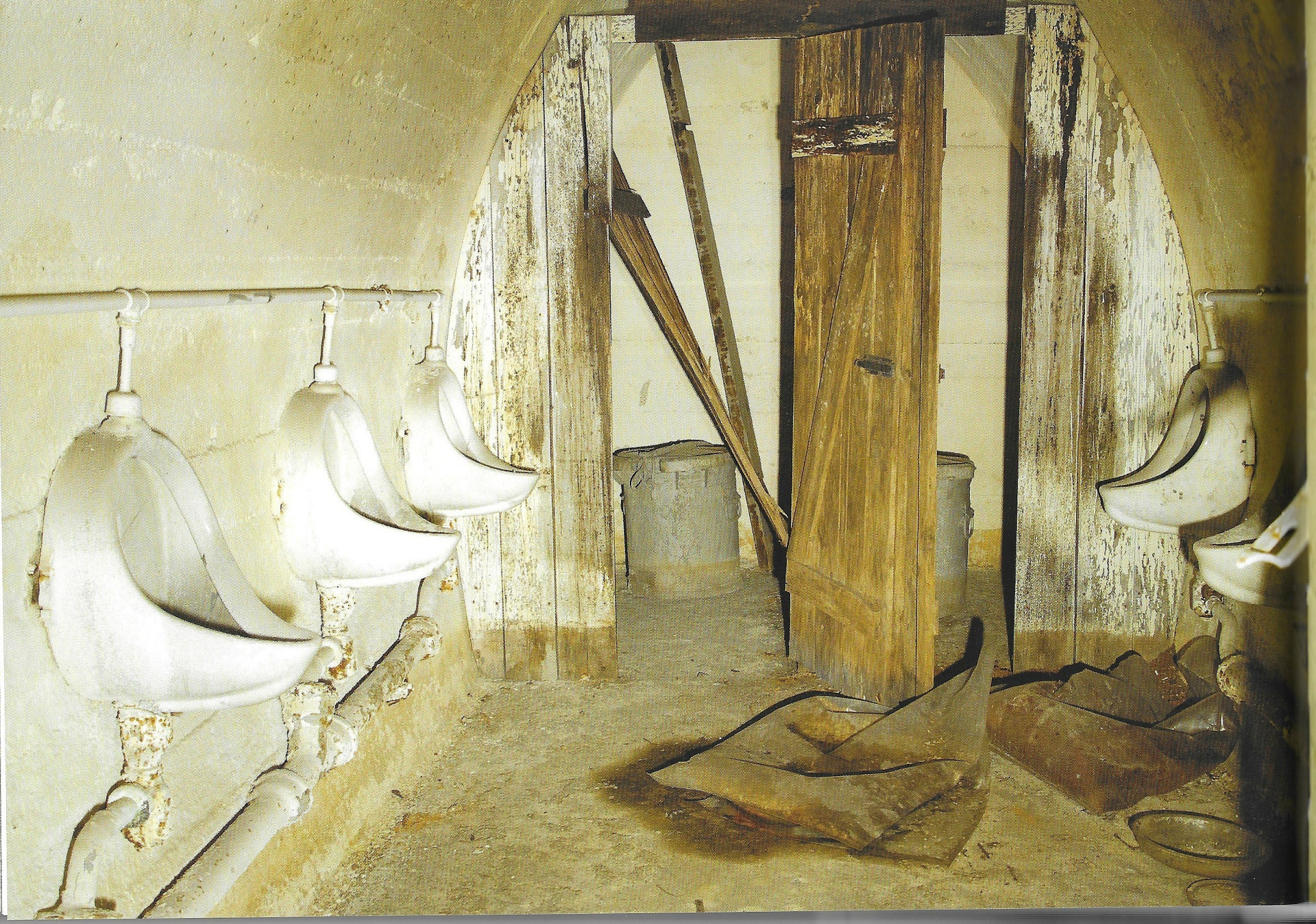 Protiletecký kryt - toalety (pisoáry) - rozpadlé vybavení 50. léta
