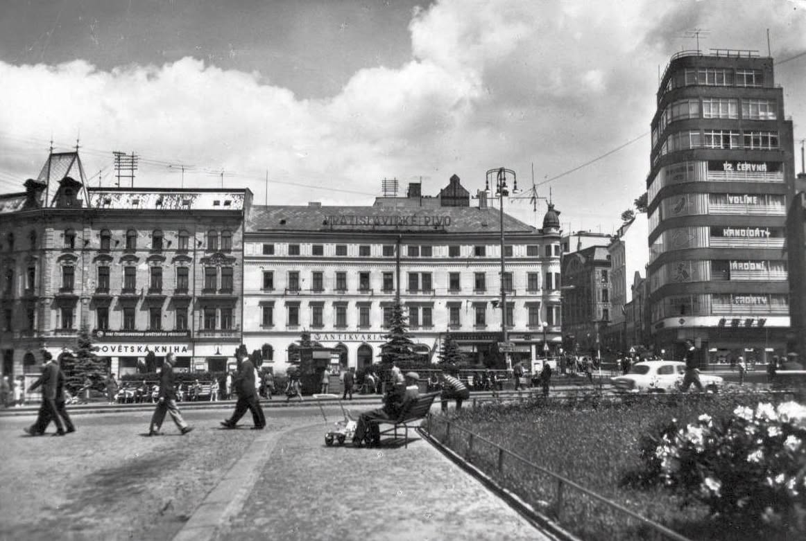 Nápis se nejspíš vztahuje k volbám do Národního shromáždění 12. června 1960.