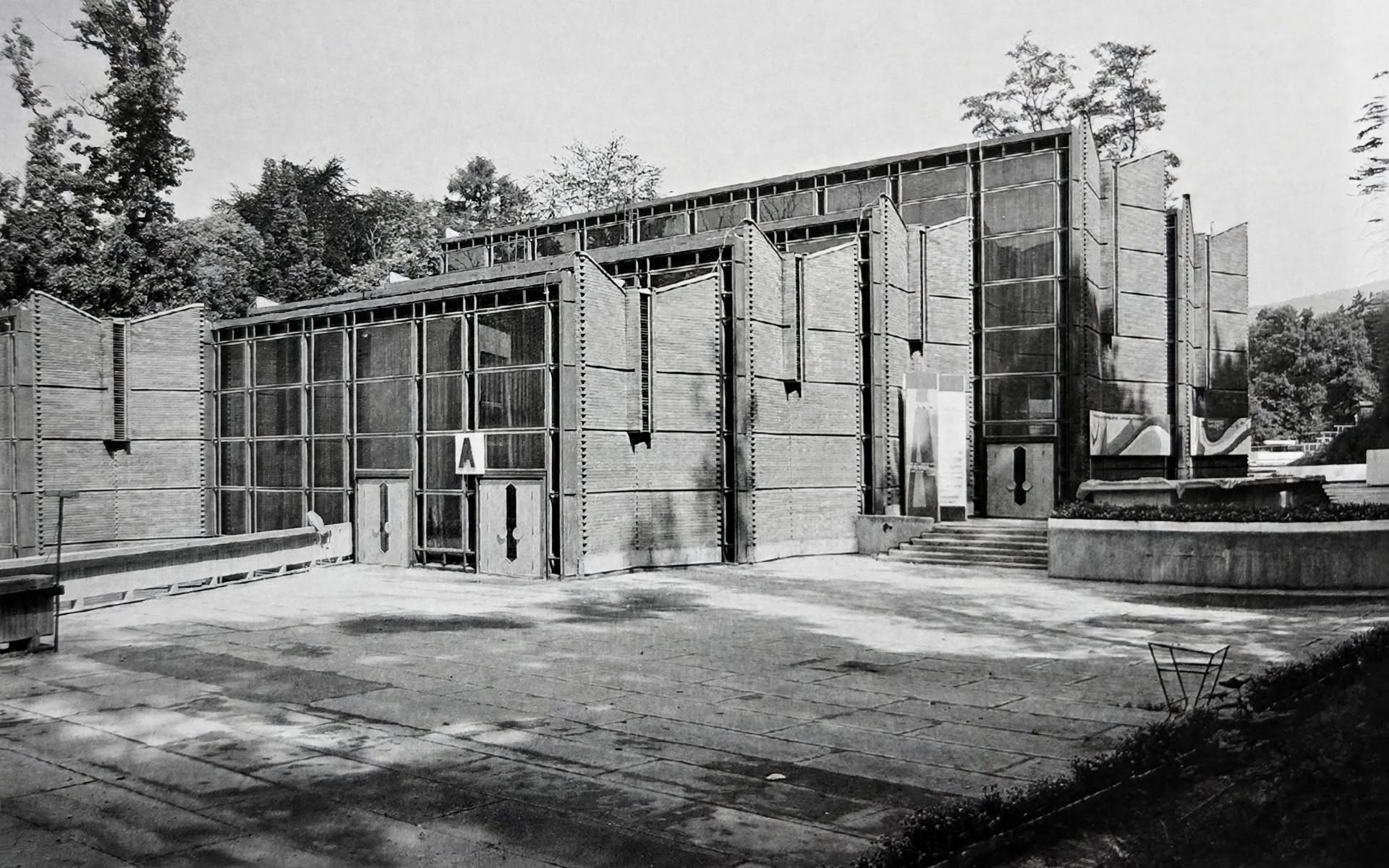Pavilon A podle Otakara Binara, 1975 - hlavní průčelí  Cihlová brutalistní stavba s vysokými skly, dominanta dolního areálu v údolí Jizerského potoka. Foto Jan Kabíček, srpen 1979.