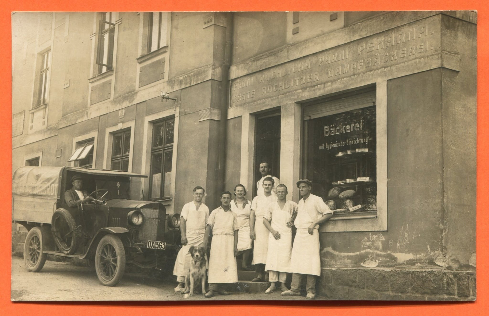 Pekárna někde v Rochlici (archiv Tomáš Pazderník)  Erste Rochlitzer Dampfbäckerei (v překladu První rochlická parní pekárna) se nacházela v Liberci, konkrétně v tehdy samostatné obci Rochlice (německy Rochlitz), která je dnes městskou čtvrtí Liberec VI-Rochlice. V dobových materiálech a na historických pohlednicích z přelomu 19. a 20. století bývá jako majitel této parní pekárny uváděn Josef Peuker (případně J. Peuker).