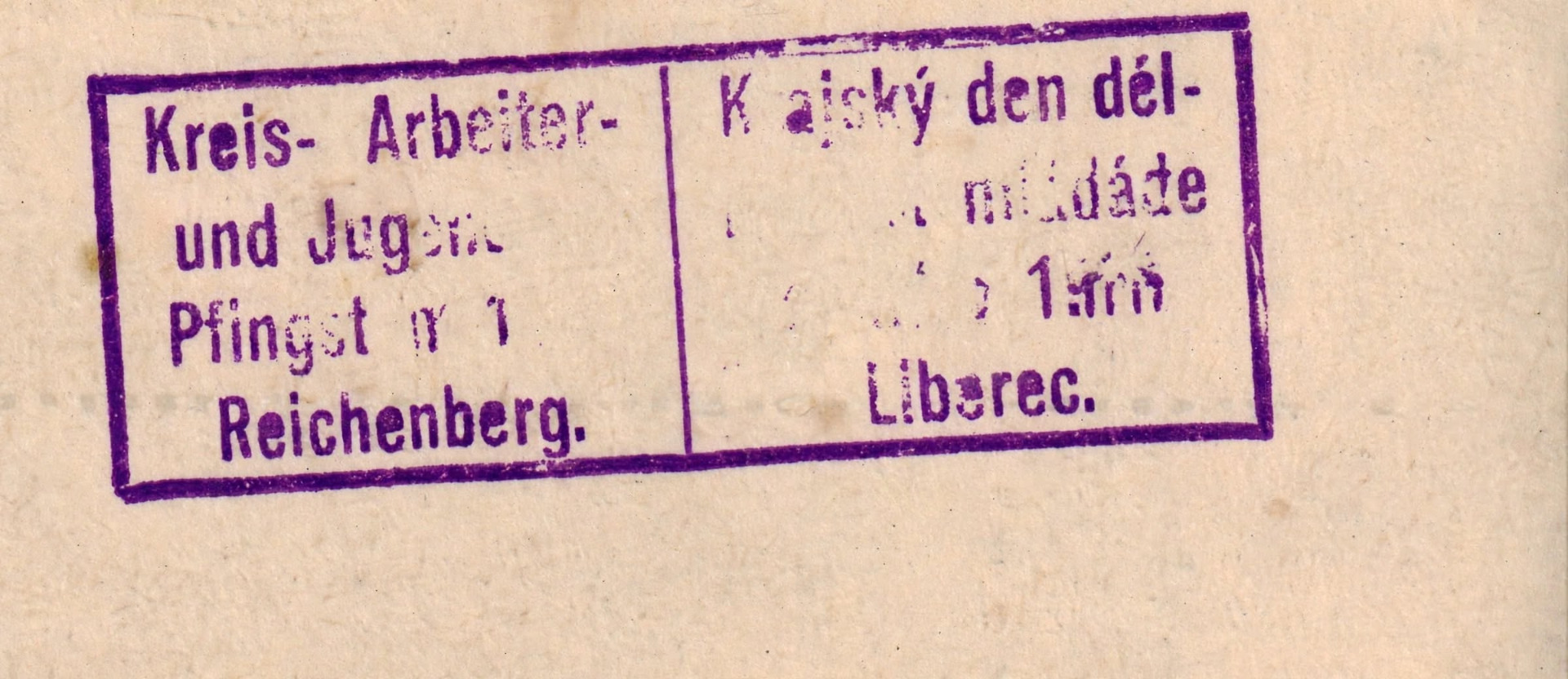 Přesný přepis:      Kreis- Arbeiter-     und Jugend-     Pfingstlager 1     Reichenberg.      Krajský den děl-     n mládeže     1. ročník     Liberec.  Jedná se o dvojjazyčné razítko z 1. ročníku Krajského dne dělnické mládeže / Kreis-Arbeiter- und Jugend-Pfingstlager v Liberci-Reichenbergu. Letnice - kolem roku 1926, tedy první republika, kdy byly v Liberci ještě silné německé dělnické organizace.