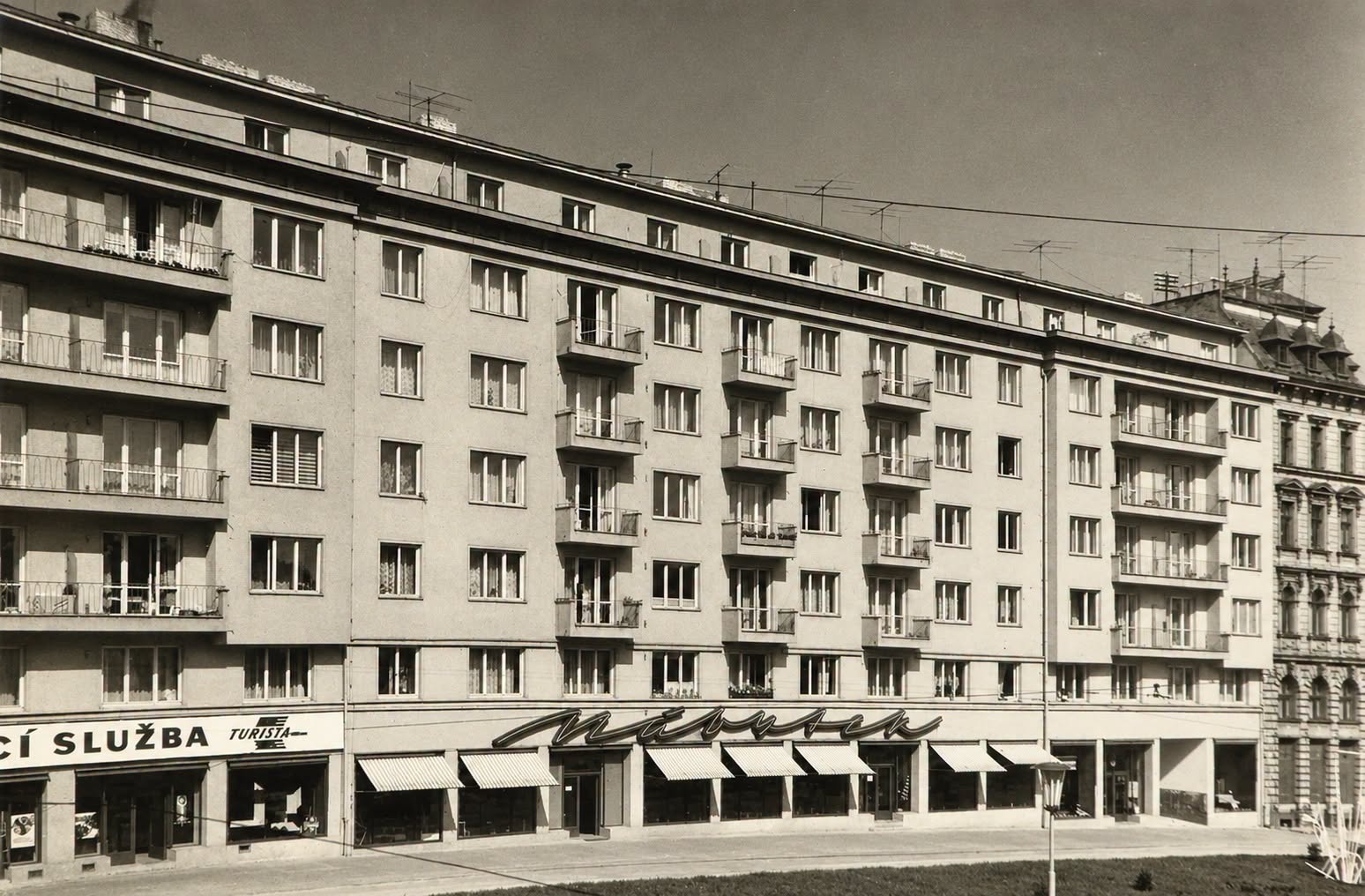 Hana Brázdová - V Nábytku jsme si v r. 1965 kupovali obývací stěnu a ložnici. Některé kusy máme dodnes. Jsou v pokojích, kde spí děti a vnoučata, když přijedou.  archiv J.Hůlka