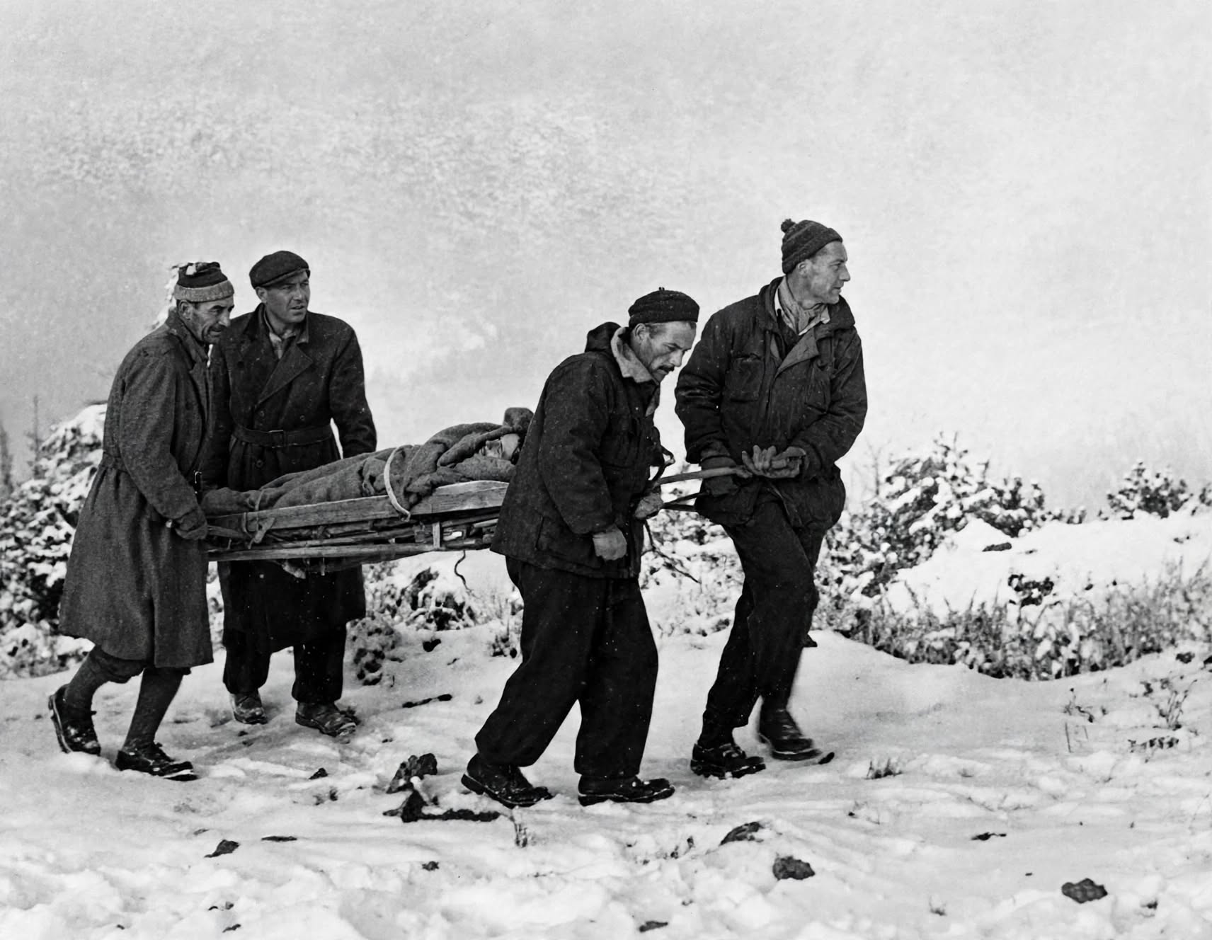 snášení raněného na provizorních nosítkách (1950)