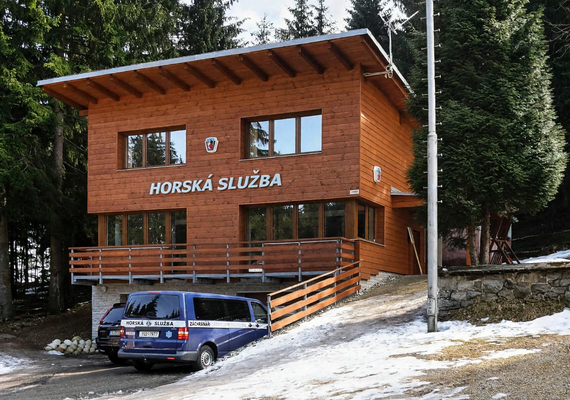 současné sídlo HS postavené v roce 2008 v rámci příprav na SKI 2009. V přízemí je ošetřovna a technické zázemí, v patře základna pro službu