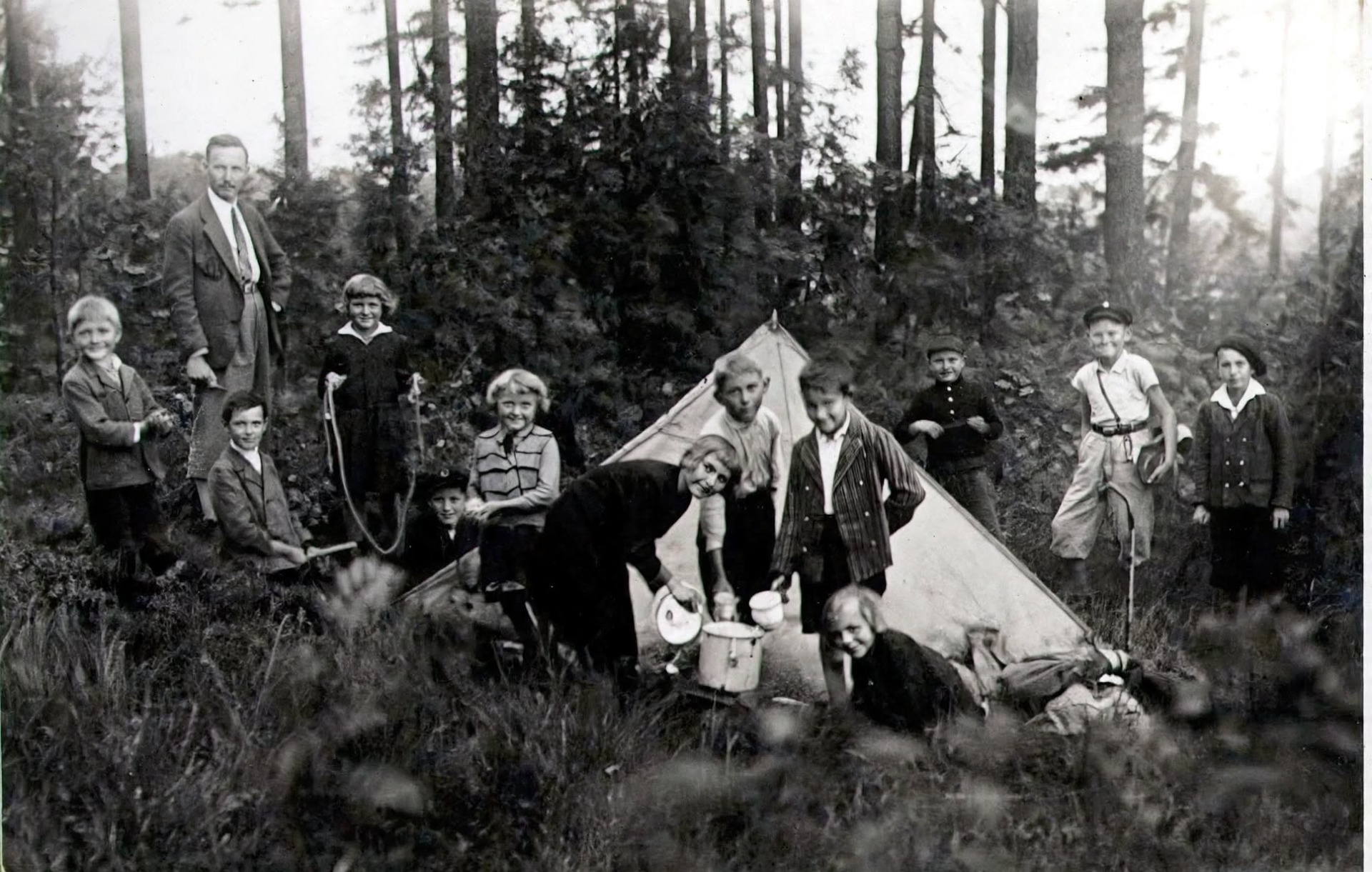 Fotografie z táboření na Pláních, školní rok 1929/30